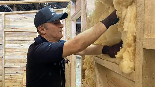 Polis memurları deprem bölgesi için çalışıyor