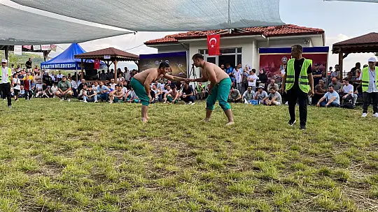Yanaz Karakucak güreşleri nefes kesiyor