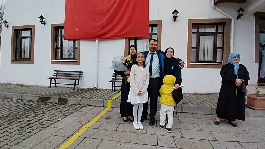 3 çocuk annesi kadın üniversiteyi okul birincisi olarak bitirdi