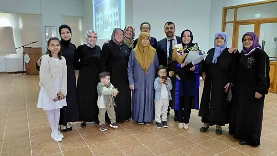 3 çocuk annesi kadın üniversiteyi okul birincisi olarak bitirdi