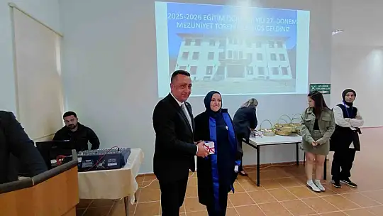 3 çocuk annesi kadın üniversiteyi okul birincisi olarak bitirdi