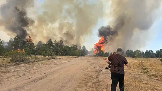 30 kilometre çapında yayılan yangında bin 306 kişi tahliye edildi