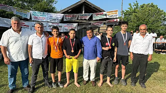 Sarıfasıl güreşleri nefes kesti