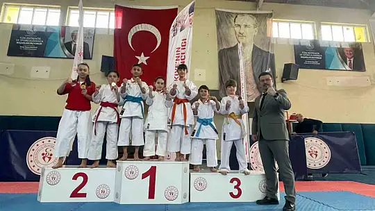 35 sporcu şampiyon olmak için tatamiye çıktı