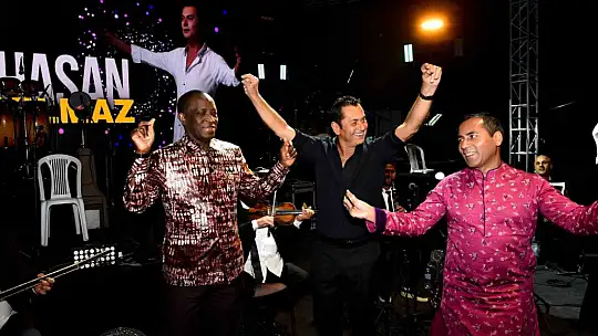 Sarımsak Festivali'nde Merve Özbey ve Hasan Yılmaz rüzgarı esti