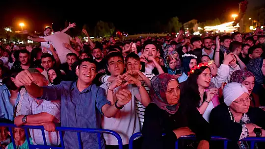 Sarımsak Festivali'nde Merve Özbey ve Hasan Yılmaz rüzgarı esti