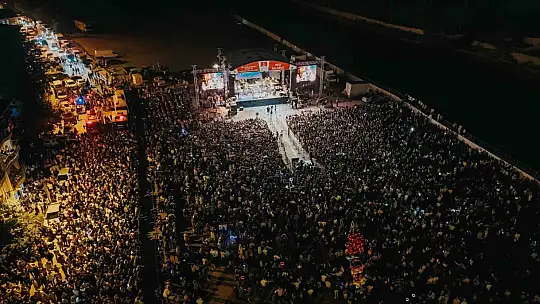 Sarımsak Festivali'nde Merve Özbey ve Hasan Yılmaz rüzgarı esti