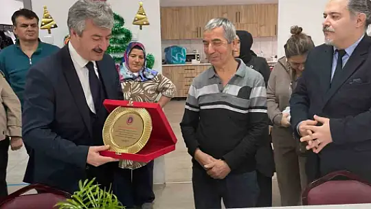 39 yıllık hizmetliye unutamayacağı veda töreni düzenlediler
