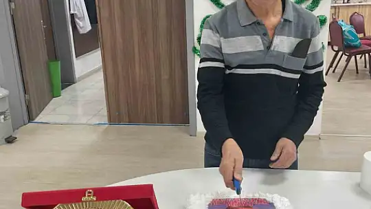 39 yıllık hizmetliye unutamayacağı veda töreni düzenlediler