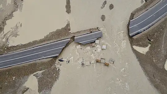 Kozcağız'da geçici servis yolu yıkıldı 