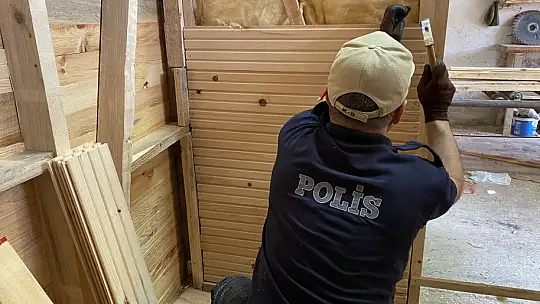 Polis memurları deprem bölgesi için çalışıyor