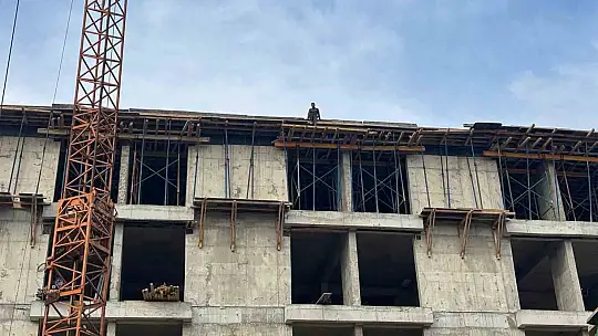 4 aydır maaş alamayan işçiler, çatıya çıktı: