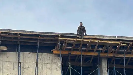 4 aydır maaş alamayan işçiler, çatıya çıktı: