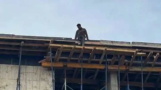 4 aydır maaş alamayan işçiler, çatıya çıktı: