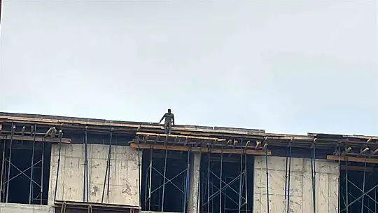 4 aydır maaş alamayan işçiler, çatıya çıktı: