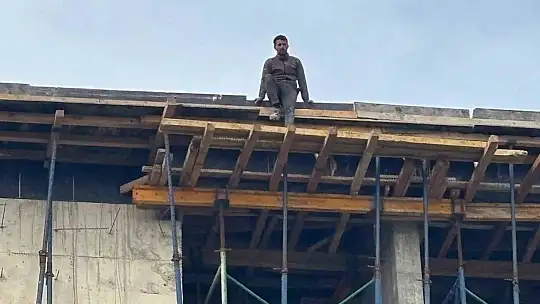 4 aydır maaş alamayan işçiler, çatıya çıktı: