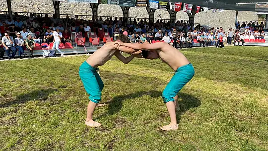 Yanaz Karakucak güreşleri nefes kesiyor