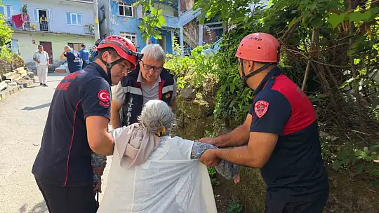 45 dakika boyunca çatıda bekleyen adamı eşi ve kız kardeşi ikna etti