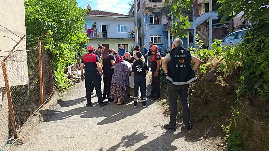 45 dakika boyunca çatıda bekleyen adamı eşi ve kız kardeşi ikna etti