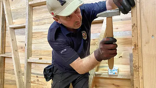 Polis memurları deprem bölgesi için çalışıyor