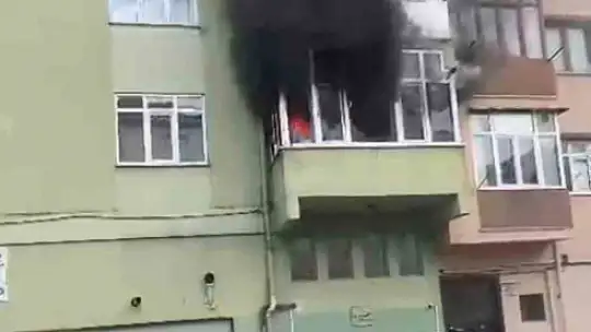5 katlı apartmanda yangın paniği: 8 kişi itfaiye ekiplerince kurtarıldı