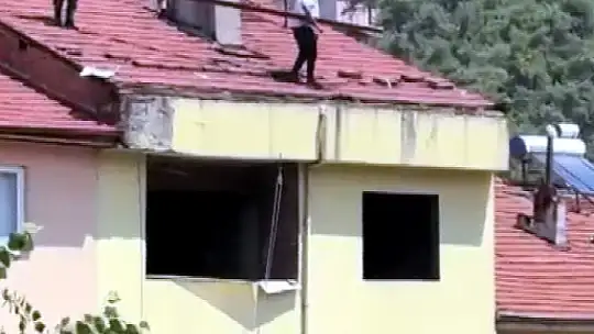 5 katlı binanın çatısında canlarını hiçe saydılar