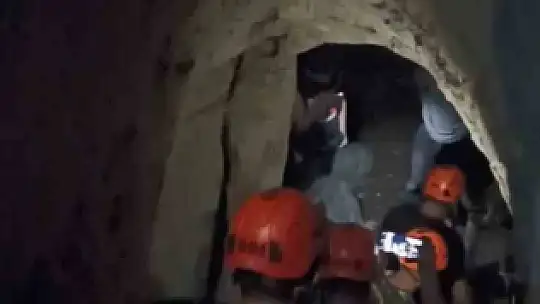5 metre yükseklikten mağaraya düşen genç kurtarıldı