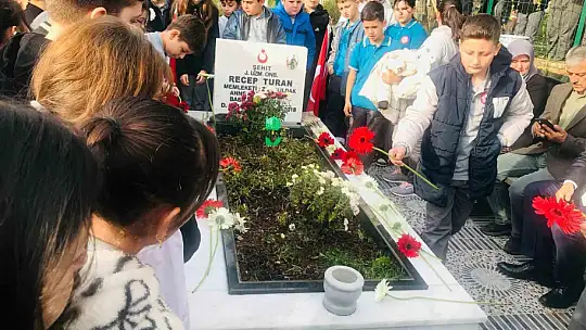 5. sınıf öğrencilerinden şehit Recep Turan'ın kabrine anlamlı ziyaret