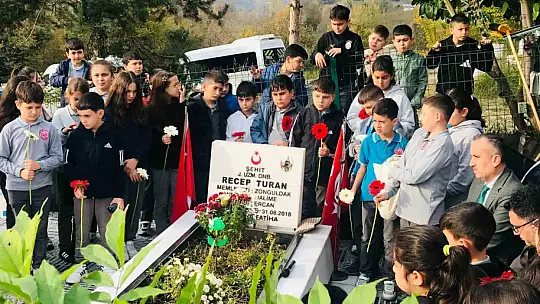5. sınıf öğrencilerinden şehit Recep Turan'ın kabrine anlamlı ziyaret