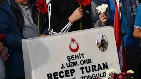 5. sınıf öğrencilerinden şehit Recep Turan'ın kabrine anlamlı ziyaret