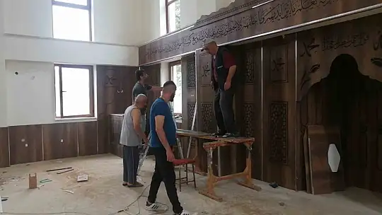 50 yılda 63 camiye mihrap ve minber yaptı