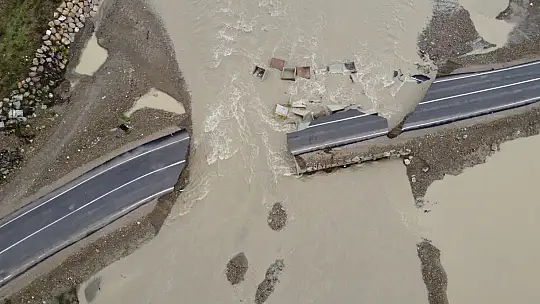 Kozcağız'da geçici servis yolu yıkıldı 