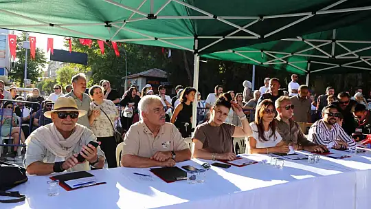6 farklı ülkeden gelen genç kadınlar sarımsak festivalinin en güzeli seçilebilmek için yarıştı