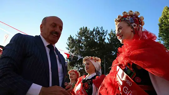 6 farklı ülkeden gelen genç kadınlar sarımsak festivalinin en güzeli seçilebilmek için yarıştı