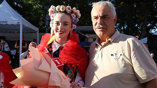 6 farklı ülkeden gelen genç kadınlar sarımsak festivalinin en güzeli seçilebilmek için yarıştı