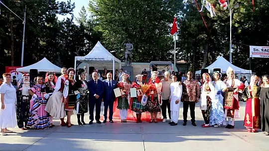 6 farklı ülkeden gelen genç kadınlar sarımsak festivalinin en güzeli seçilebilmek için yarıştı
