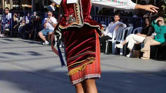 6 farklı ülkeden gelen genç kadınlar sarımsak festivalinin en güzeli seçilebilmek için yarıştı