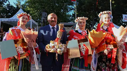 6 farklı ülkeden gelen genç kadınlar sarımsak festivalinin en güzeli seçilebilmek için yarıştı