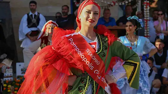 6 farklı ülkeden gelen genç kadınlar sarımsak festivalinin en güzeli seçilebilmek için yarıştı