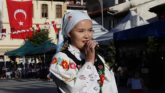 6 farklı ülkeden gelen genç kadınlar sarımsak festivalinin en güzeli seçilebilmek için yarıştı