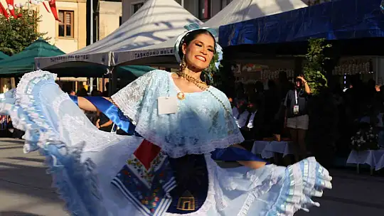 6 farklı ülkeden gelen genç kadınlar sarımsak festivalinin en güzeli seçilebilmek için yarıştı