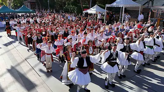 6 farklı ülkeden gelen genç kadınlar sarımsak festivalinin en güzeli seçilebilmek için yarıştı