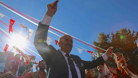 6 farklı ülkeden gelen genç kadınlar sarımsak festivalinin en güzeli seçilebilmek için yarıştı