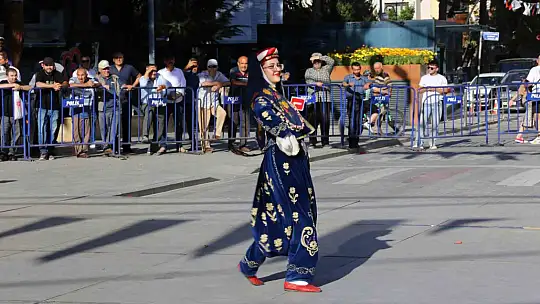 6 farklı ülkeden gelen genç kadınlar sarımsak festivalinin en güzeli seçilebilmek için yarıştı