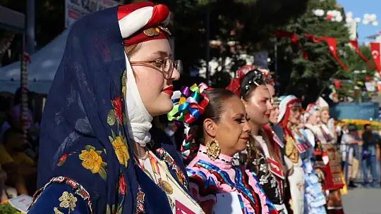 6 farklı ülkeden gelen genç kadınlar sarımsak festivalinin en güzeli seçilebilmek için yarıştı