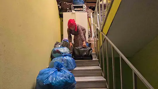 6 yıllık boşanma davasının ardından evden tahliye edilen kadın çatıya sığındı