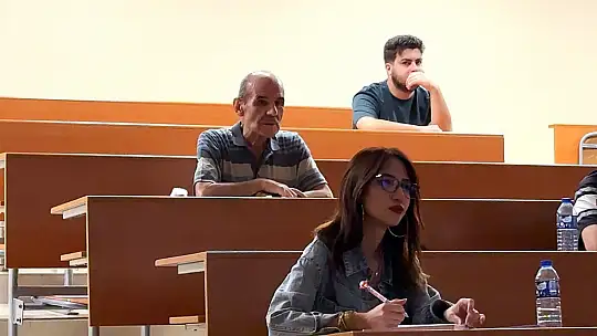 60 yaşında üniversiteli oldu, gençlere örnek oldu