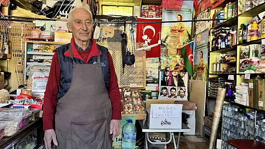 62 yıllık dostunun hatırasını bakkalında yaşatıyor