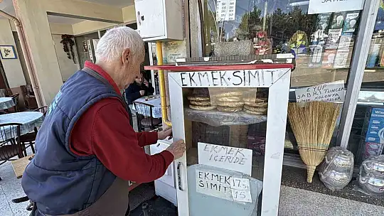 62 yıllık dostunun hatırasını bakkalında yaşatıyor