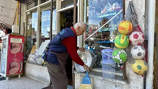 62 yıllık dostunun hatırasını bakkalında yaşatıyor